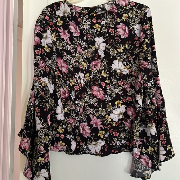 Catherine floral button down back with large butterfly sleeves. Amazing colors! - Picture 8 of 8